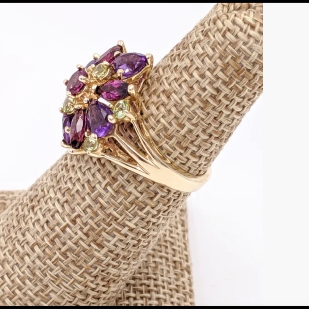 🍁 10KT YELLOW GOLD AMETHYST, PERIDOT & RHODOLITE GARNET FLOWER CLUSTER RING - Picture 7 of 12